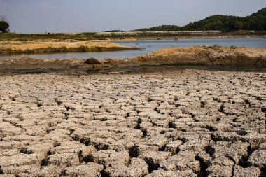 Kurak alanlarda kırık ve kuru toprak peyzaj