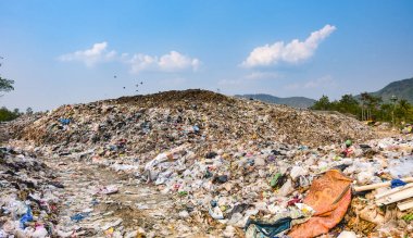 Dağ büyük çöp yığını ve kirlilik, koku ve toksik kalıntı yığını, bu çöp kentsel ve Sanayi alanlarından kurtulmak olamaz, tüketici toplumu neden büyük atık 