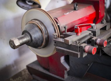 Otomatik çalışan araçların disk frenlerini parlatma fren torna aracı