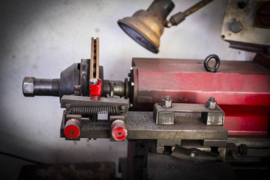 Otomatik çalışan araçların disk frenlerini parlatma fren torna aracı