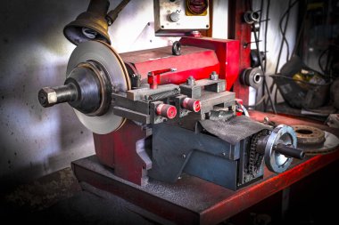 Otomatik çalışan araçların disk frenlerini parlatma fren torna aracı