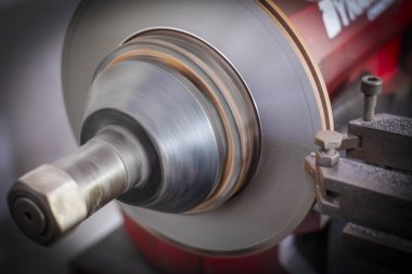 Otomatik çalışan araçların disk frenlerini parlatma fren torna aracı