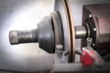 Otomatik çalışan araçların disk frenlerini parlatma fren torna aracı