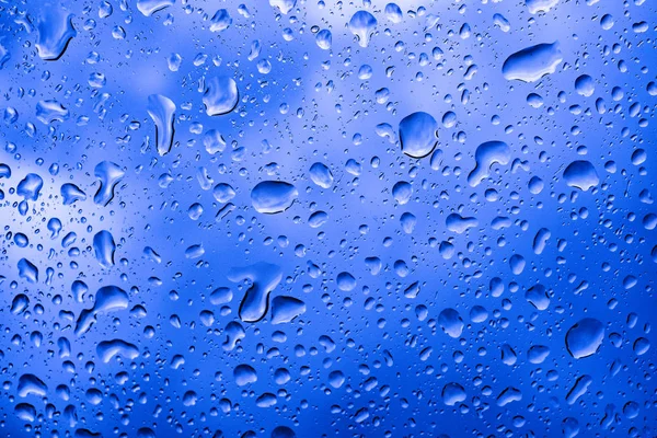 车内水雨滴在车窗玻璃上 — 图库照片