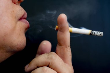 Adam bir sigara, Sigara görüntüsünü el ile duman Sigara