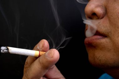 Adam bir sigara, Sigara görüntüsünü el ile duman Sigara