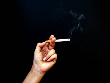 Sigara dumanı ile elinde görüntü