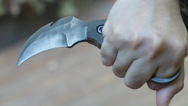 Karambit elinde bıçak bıçak taktik avcı, öz defens