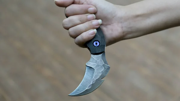 Couteau dans les mains, couteau karambit combattant tactique, légitime défense — Photo