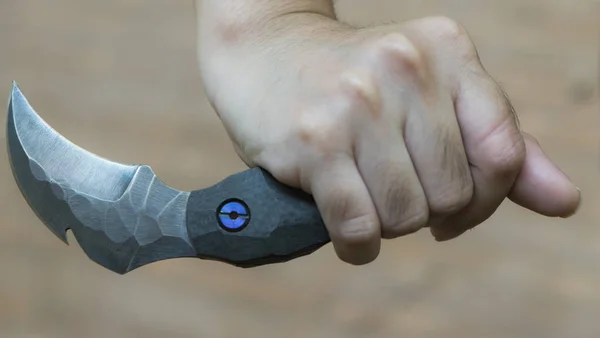 Nóż w ręce, karambit nóż tactical fighter, self defens — Zdjęcie stockowe