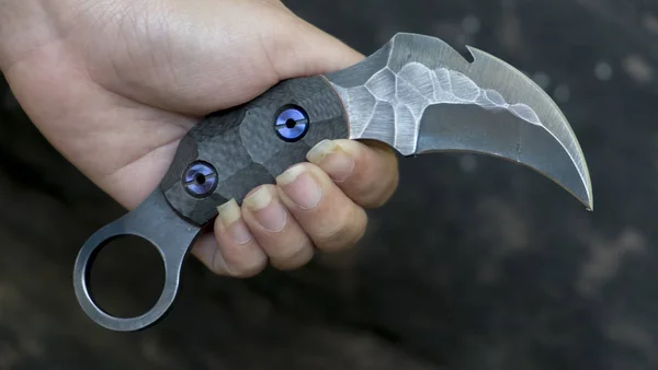 Karambit elinde bıçak bıçak taktik avcı, öz defens — Stok fotoğraf
