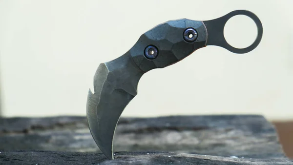 Késsel a kezében, karambit kés harcászati, önálló defens — Stock Fotó