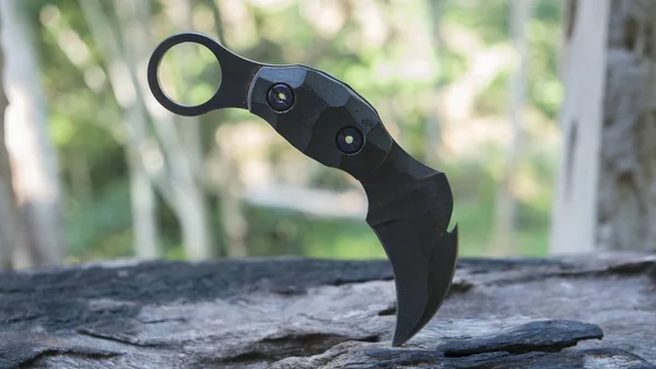 Faca nas mãos, karambit faca lutador tático, auto-defens — Fotografia de Stock