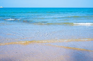 Güneşli gökyüzü ile tropikal plaj deniz manzaralı ve kumlar ile Yaz plaj