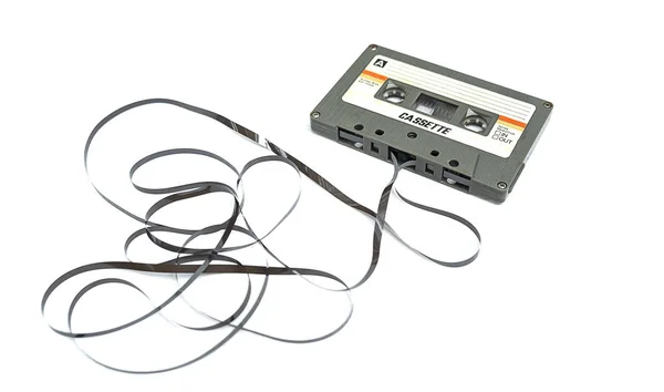 白い背景にヴィンテージコンパクトカセットテープ、クローズアップセット — ストック写真
