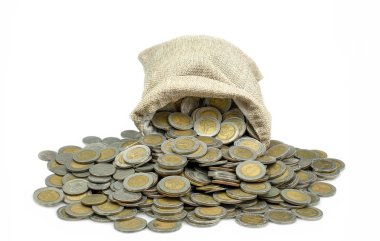 Beyaz arka plan üzerinde çuval içinde sikke istifleme