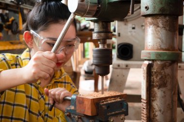Ayakta duran kadınlar matkap ahşap çalışan zanaat 