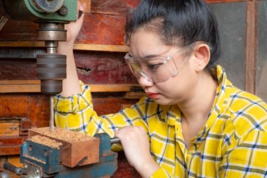 Ayakta duran kadınlar matkap ahşap çalışan zanaat 
