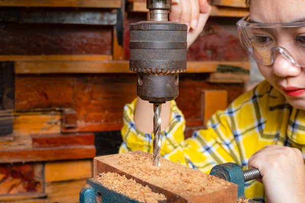 Las mujeres de pie es artesanal taladro de madera — Foto de Stock