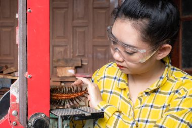 Marangoz kadın ayakta reşin pin co parlatma çalışan zanaat