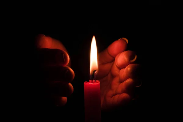 Protezione della mano a lume di candela dal vento — Foto Stock