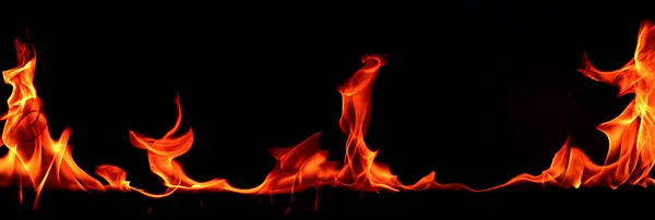 Ohnivé plameny na černém pozadí abstraktního umění — Stock fotografie