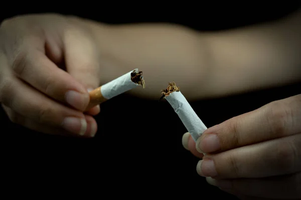 Women hand crushing cigarette — Stock Photo, Image