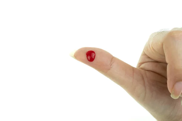 Krvácející rudá krev z rány na prstě — Stock fotografie