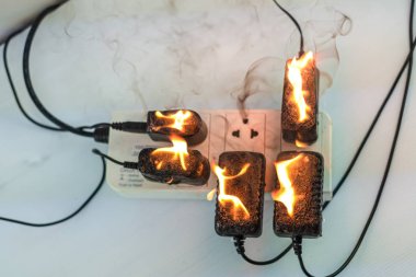 Beyaz arka planda fiş prizinde yangın adaptörü üzerinde