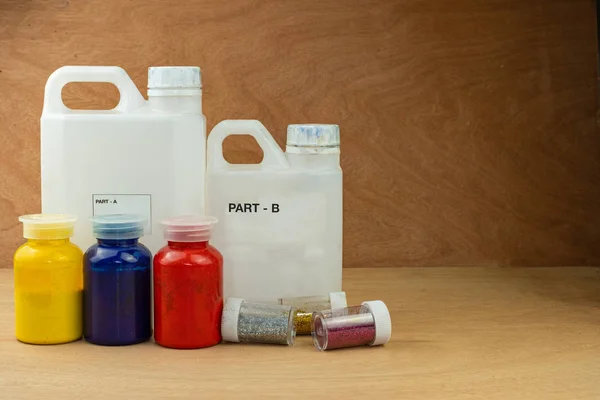 Смешивание цветной эпоксидной смолы в пластиковой чашке — стоковое фото