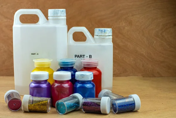 Смешивание цветной эпоксидной смолы в пластиковой чашке — стоковое фото