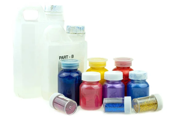 Змішування кольорової епоксидної смоли в пластиковій чашці — стокове фото