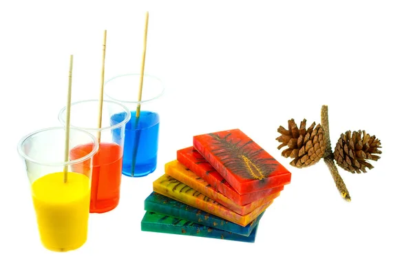 Fundición de cono de pino híbrido y mezcla de resina epoxi de color en plástico —  Fotos de Stock