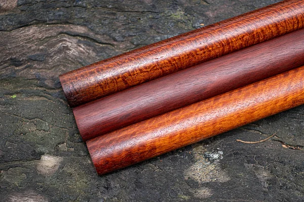 Tronchi di legno assicella rotonda della Birmania padauk — Foto Stock