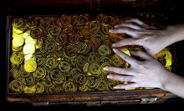 Στοίβαγμα χρυσό κέρμα σε στήθος θησαυρό — Φωτογραφία Αρχείου