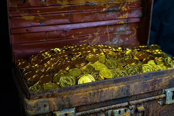 Empilhamento de moeda de ouro no baú do tesouro — Fotografia de Stock