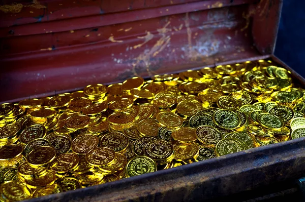 Στοίβαγμα χρυσό κέρμα σε στήθος θησαυρό — Φωτογραφία Αρχείου