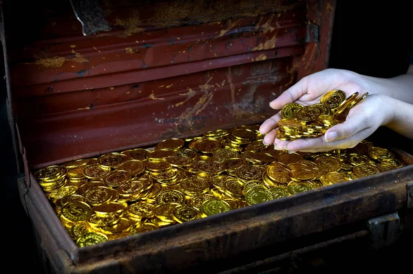 宝箱に金貨を積み重ねる — ストック写真