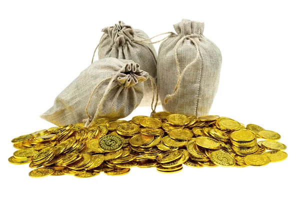Acumulando moneda de oro en saco del tesoro —  Fotos de Stock