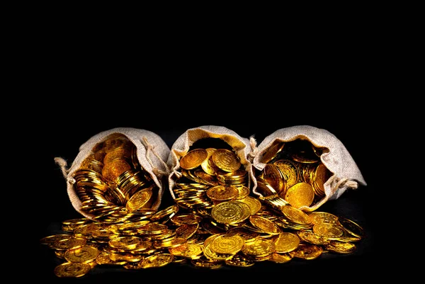 Στοίβαγμα χρυσό κέρμα σε σάκο θησαυρού — Φωτογραφία Αρχείου