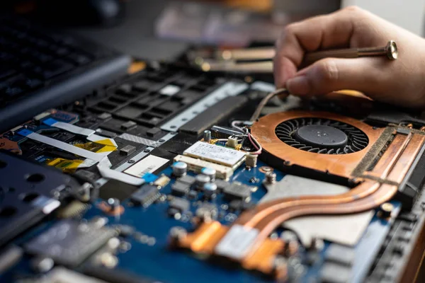 Técnico de reparação de laptop quebrado notebook computador — Fotografia de Stock