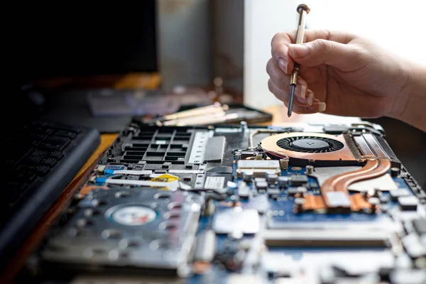 Tekniker reparera trasiga bärbara dator bärbara datorn — Stockfoto