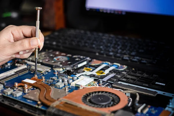 Техник по ремонту сломанного ноутбука — стоковое фото