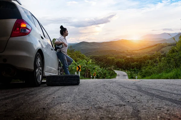 Genç güzel bayan t yardım çağrısı için arabanın yanında duran