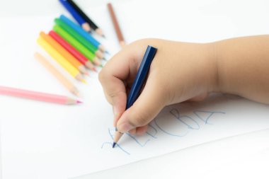 El ile İngilizce kelime yazma kalem ile kız el yakın 