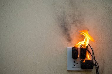 Beyaz arka planda fiş prizinde yangın adaptörü üzerinde