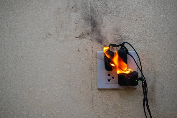 No adaptador de incêndio no plug Receptacle no fundo branco — Fotografia de Stock