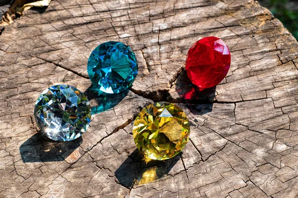 Ομάδα στρογγυλά κομμένα διαμάντια στο χρώμα κόκκινο κίτρινο μπλε και καθαρό — Φωτογραφία Αρχείου
