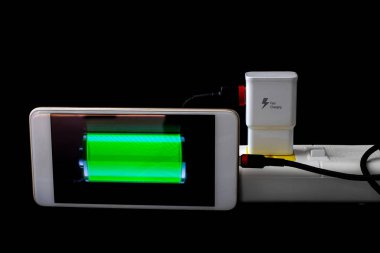 Adaptör akıllı telefon şarj cihazı prize takıldı 