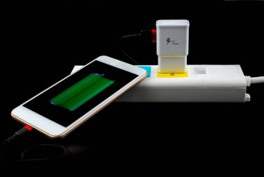 Adaptör akıllı telefon şarj cihazı prize takıldı 
